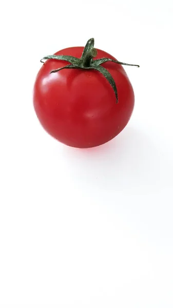 Yeşil Yapraklı Kırmızı Kiraz Domatesi Izole Edildi Sağlıklı Beslenme Vejetaryenlik — Stok fotoğraf