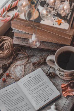 fincan kahve ve eski kitap