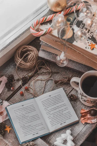 fincan kahve ve eski kitap