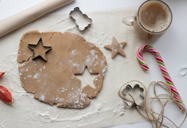 Noel atmosferinde mutfakta zencefilli ekmek pişirmek