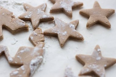 Noel atmosferinde mutfakta zencefilli ekmek pişirmek