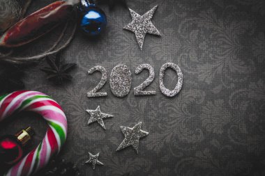 Gri arkaplanda Noel dekoru