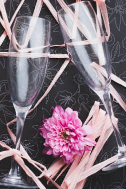 Karanlık arka planda şenlik gözlüğü