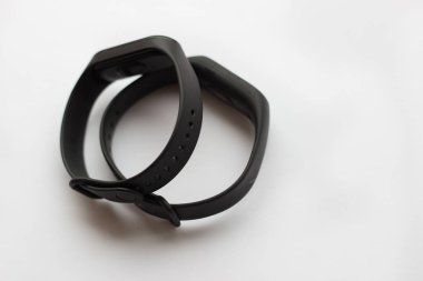 Beyaz arka planda siyah akıllı izle