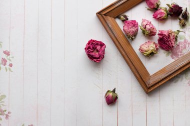 Tatil için beyaz arka planda bir sürü pembe gül