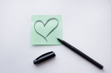 Beyaz arkaplana bir kalp çizmek