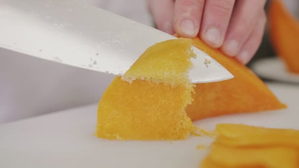 Gros plan cuisinier homme tranchant melon frais — Video