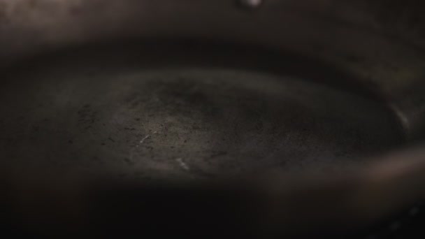 Closeup cook man pours the oil over the pan — Stock videók