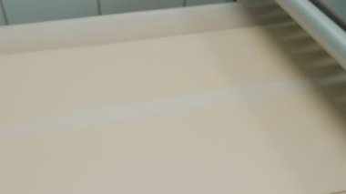 Taşıyıcı Dough bir kurdele şekline sokulur ve bir taşıyıcı bandı ile beslenir..