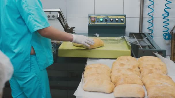 Verpackungsband. Lange Brotlaibe bewegen sich auf dem Fließband. — Stockvideo