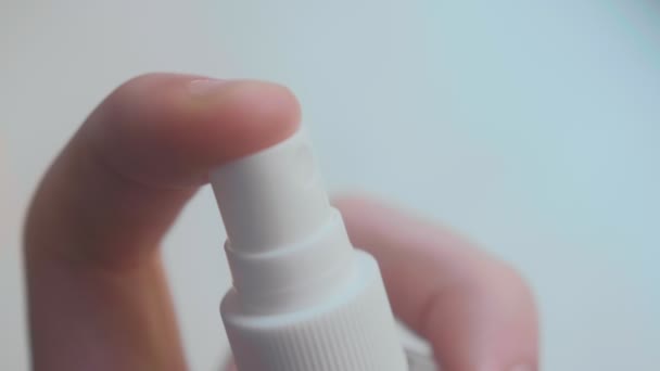 Man spray händer saneringsmedel, desinfektion, bakterier, virusskydd. — Stockvideo