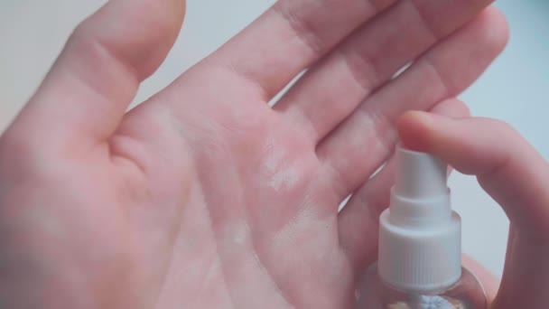 Uomo spray mani igienizzante, disinfezione, batteri, protezione dal virus . — Video Stock