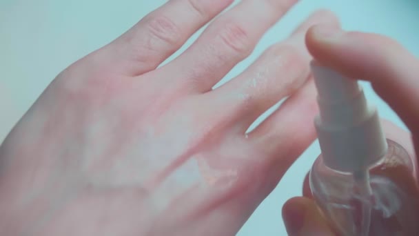Hombre pulverizar manos desinfectante, desinfección, bacterias, protección contra virus . — Vídeo de stock