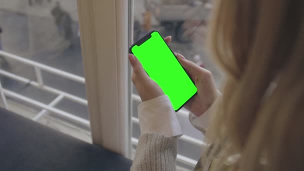 2020 Mulher bonita usando telefone celular com tela de toque verde no café — Vídeo de Stock