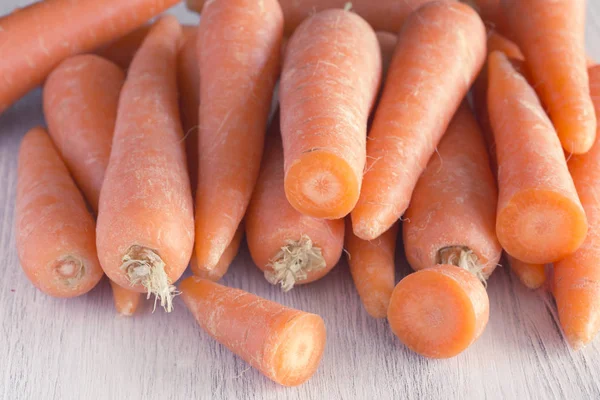 Beyaz ahşap zemin üzerinde havuç