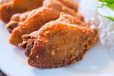 kızarmış pilav tavuk kanadı