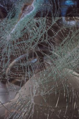 Yakın kadar olan bir kırık araba ön cam arabanın içinde