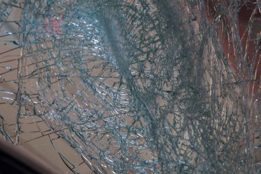 Yakın kadar olan bir kırık araba ön cam arabanın içinde