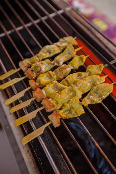 Porcino Satay los neumáticos en la estufa —  Fotos de Stock