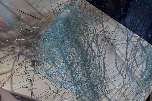 Close Up z rozbité čelní sklo automobilu z uvnitř auta — Stock fotografie