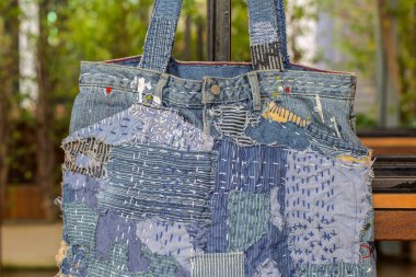 Kot denim doku patchwork çanta.