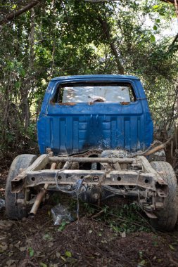 eski paslı araba enkazından çimenlerde terk zarar görmüş.