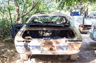 eski paslı araba enkazından çimenlerde terk zarar görmüş.