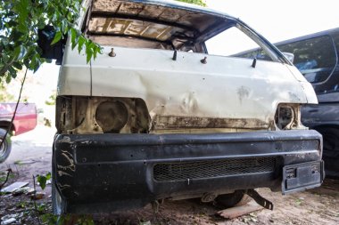 eski paslı araba enkazından çimenlerde terk zarar görmüş.