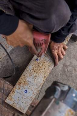 İnşaat işçileri iş oluşturmak için bir matkap kullanarak.