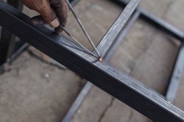 Yeni bir ısı satır için bir çelik kaynak yakından.