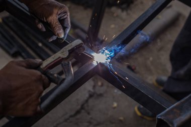 Yeni bir ısı satır için bir çelik kaynak yakından.