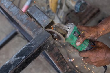 Closeup kesim işlemi metal malzeme ile sparks, endüstriyel 