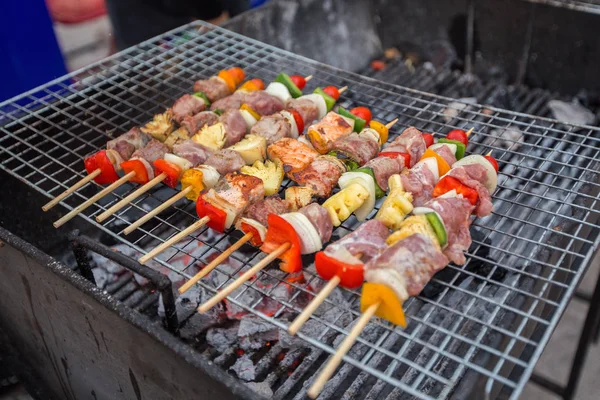 Barbacoa parrilla en la calle —  Fotos de Stock