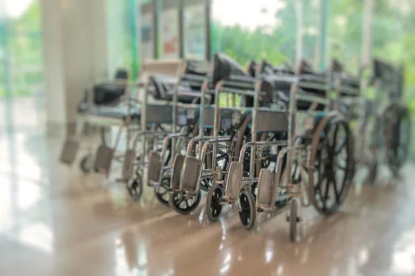 Paciente em cadeira de rodas no quarto do hospital . — Fotografia de Stock