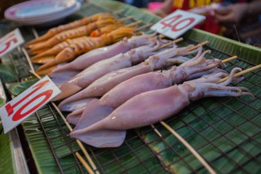 Izgara kalamar, Tayland usulü sokak yemeği pazarı..