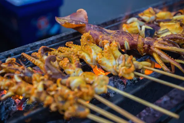 Calamar a la parrilla, mercado de comida callejera estilo tailandés. —  Fotos de Stock