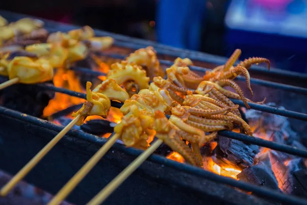 Calamar a la parrilla, mercado de comida callejera estilo tailandés. —  Fotos de Stock