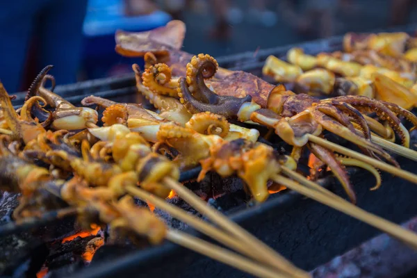 Lulas grelhadas, mercado de comida de rua estilo tailandês. — Fotografia de Stock