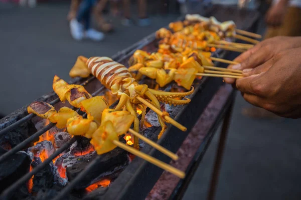 Lulas grelhadas, mercado de comida de rua estilo tailandês. — Fotografia de Stock