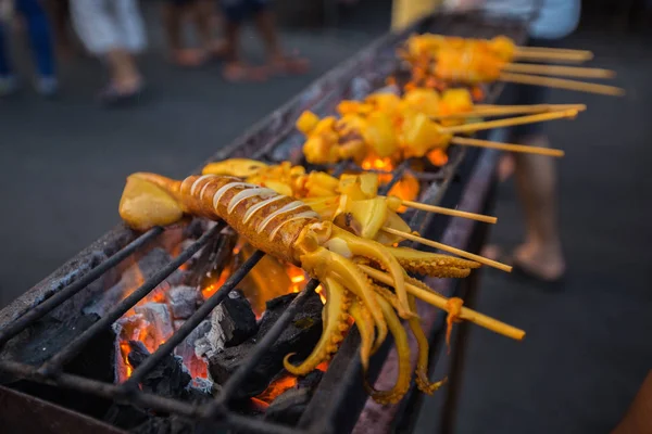 Lulas grelhadas, mercado de comida de rua estilo tailandês. — Fotografia de Stock