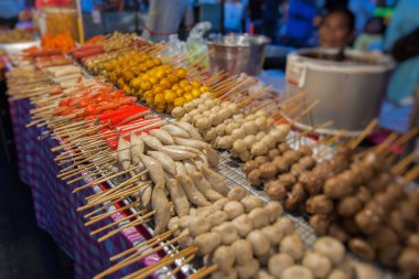 Bambu sopa ile Tay et topu ve sosis