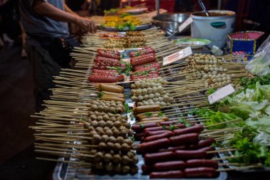 Bambu sopa ile Tay et topu ve sosis