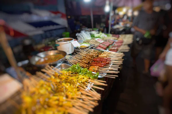 Minge de carne thailandeză și cârnați cu băț de bambus — Fotografie, imagine de stoc