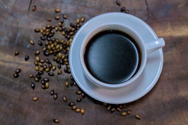 Masaya eski bir ahşap beyaz bir fincan sade kahve