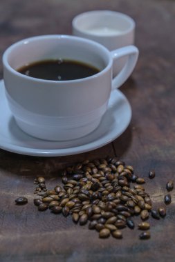 Masaya eski bir ahşap beyaz bir fincan sade kahve
