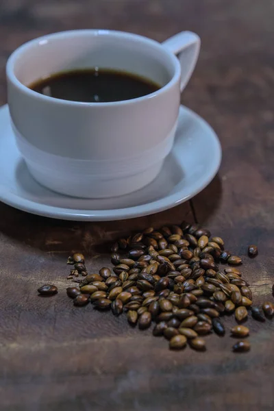 Café negro en una taza blanca puesto en una vieja mesa de madera —  Fotos de Stock