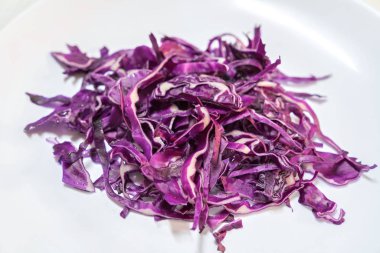 kesik kırmızı lahana beyaz zemin üzerine yığını