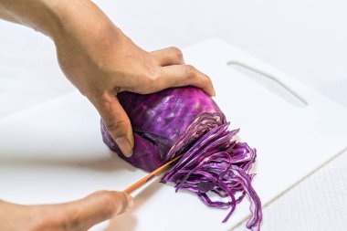 kırmızı lahana beyaz izole kesmek