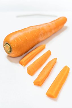 Beyaz arka plan üzerinde izole bıçakla dilimlenmiş havuç