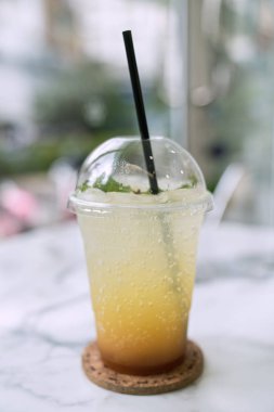 Mango soda beyaz masa